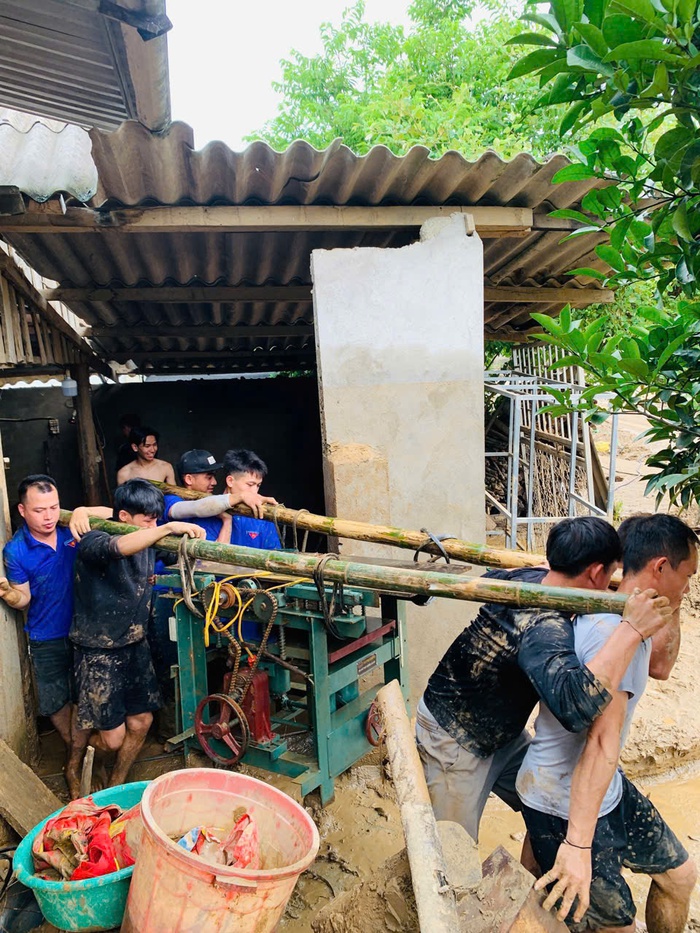 Giúp người dân đứng dậy sau lũ dữ- Ảnh 5. Giúp người dân đứng dậy sau lũ dữ- Ảnh 5.