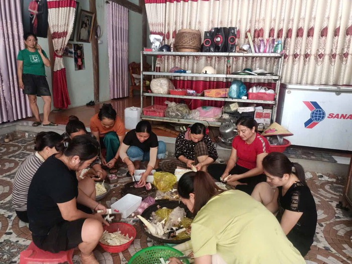 Giúp người dân đứng dậy sau lũ dữ- Ảnh 4. Giúp người dân đứng dậy sau lũ dữ- Ảnh 4.