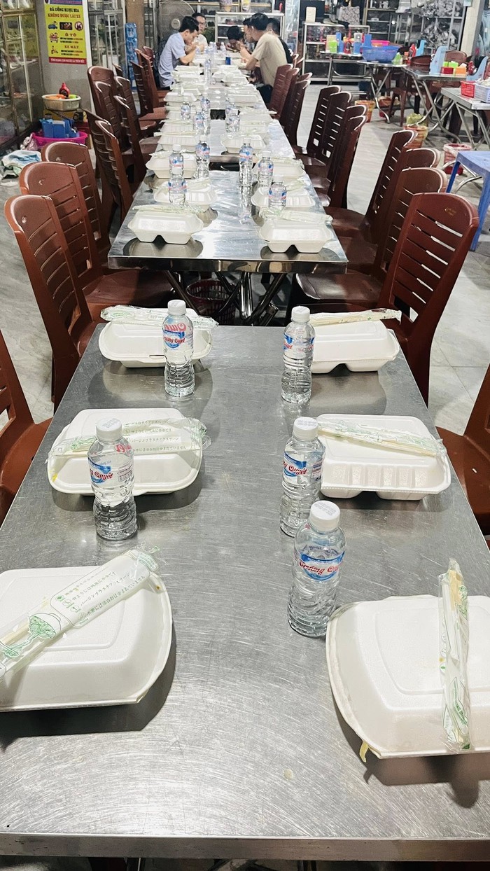 Những bếp ăn miễn phí "tiếp sức" đoàn cứu trợ bà con vùng lũ - Ảnh 4. Những bếp ăn miễn phí "tiếp sức" đoàn cứu trợ bà con vùng lũ - Ảnh 4.