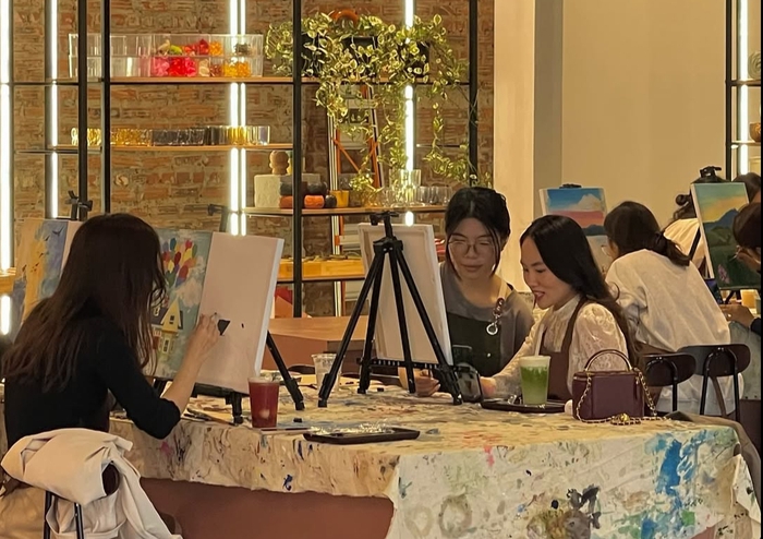Thể hiện tình yêu Tổ quốc qua workshop viết thư tay và vẽ đèn bàn nghệ thuật- Ảnh 2.