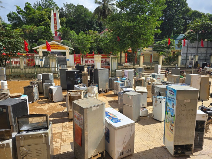 Cảm động những người thợ sửa thiết bị điện miễn phí cho dân vùng lũ - Ảnh 3. Cảm động những người thợ sửa thiết bị điện miễn phí cho dân vùng lũ - Ảnh 3.