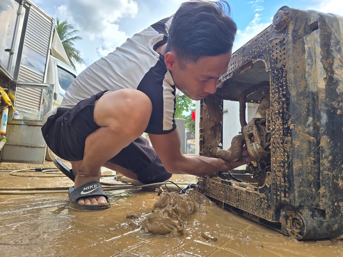 Cảm động những người thợ sửa thiết bị điện miễn phí cho dân vùng lũ - Ảnh 2. Cảm động những người thợ sửa thiết bị điện miễn phí cho dân vùng lũ - Ảnh 2.