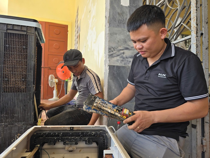 Cảm động những người thợ sửa thiết bị điện miễn phí cho dân vùng lũ - Ảnh 1. Cảm động những người thợ sửa thiết bị điện miễn phí cho dân vùng lũ - Ảnh 1.