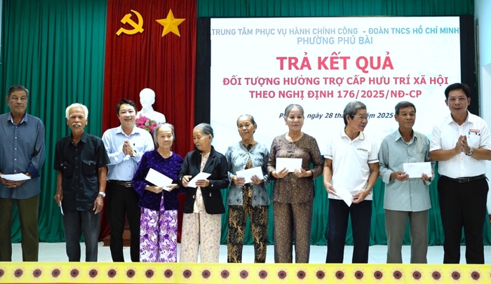 Phú Bài (Huế) tổ chức trả kết quả thủ tục hành chính lưu động cho người dân- Ảnh 1.