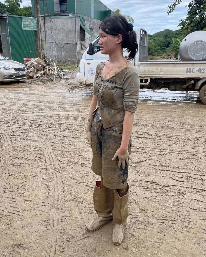 Cô sinh viên lấm lem bùn đất "không nhận thêm nữa, xin nhường phần cứu trợ cho người cần hơn"- Ảnh 1. Cô sinh viên lấm lem bùn đất "không nhận thêm nữa, xin nhường phần cứu trợ cho người cần hơn"- Ảnh 1.