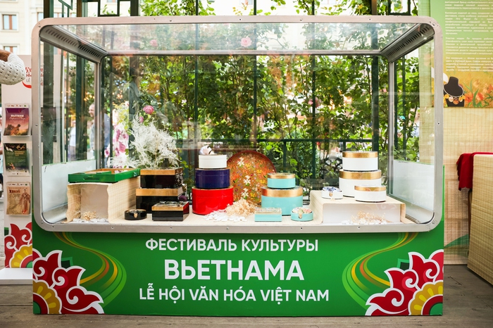 Trưng bày các sản phẩm sơn mài Việt Nam mang chủ đề "Vườn Sơn - Sắc màu nhiệt đới”, với sự tham gia thiết kế của đích thân Phu nhân Ngô Phương Ly