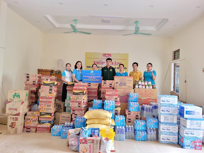 Lũ không thể cuốn trôi được nghĩa tình- Ảnh 5. Lũ không thể cuốn trôi được nghĩa tình- Ảnh 5.
