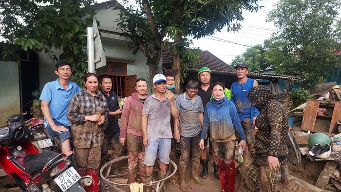 Lũ không thể cuốn trôi được nghĩa tình- Ảnh 6. Lũ không thể cuốn trôi được nghĩa tình- Ảnh 6.