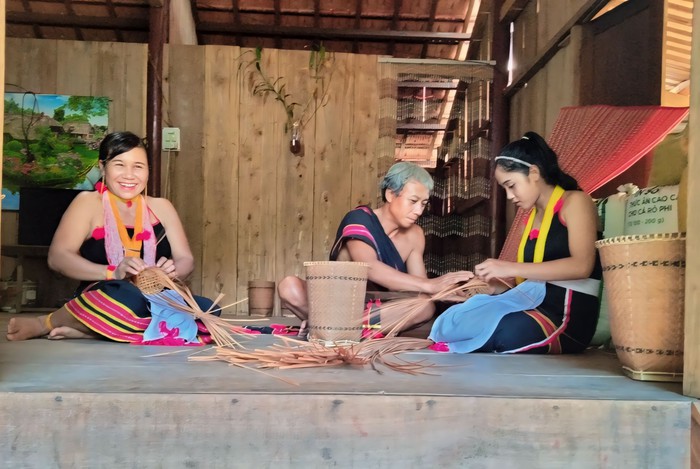Phụ nữ vùng cao chung tay bảo tồn văn hóa, từng bước vươn lên thoát nghèo- Ảnh 1. Phụ nữ vùng cao chung tay bảo tồn văn hóa, từng bước vươn lên thoát nghèo- Ảnh 1.