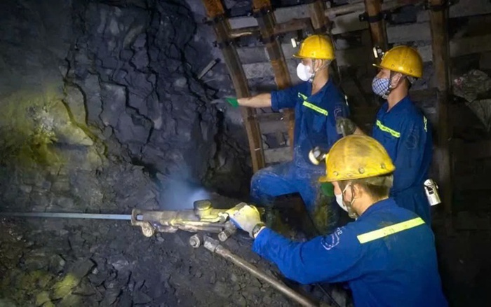 Phó Chủ tịch nước trao danh hiệu Anh hùng Lao động cho 1 công nhân ngành than- Ảnh 1.