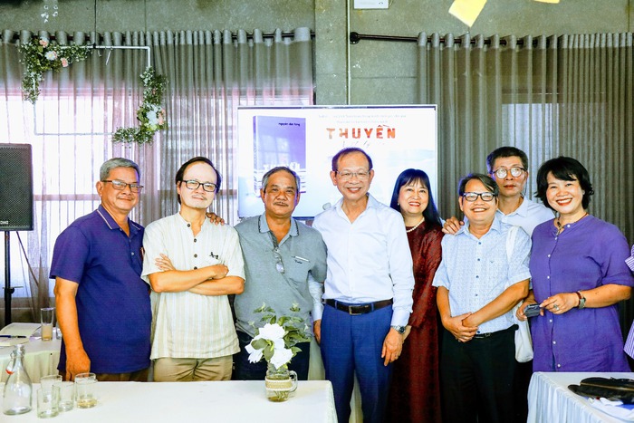 Nhà thơ Nguyễn Đức Tùng giao lưu tại Huế Nhà thơ Nguyễn Đức Tùng giao lưu tại Huế