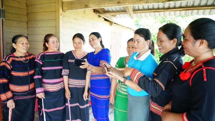 Chuyển đổi số: Phát huy vai trò của nữ cán bộ cơ sở vùng dân tộc thiểu số- Ảnh 2.