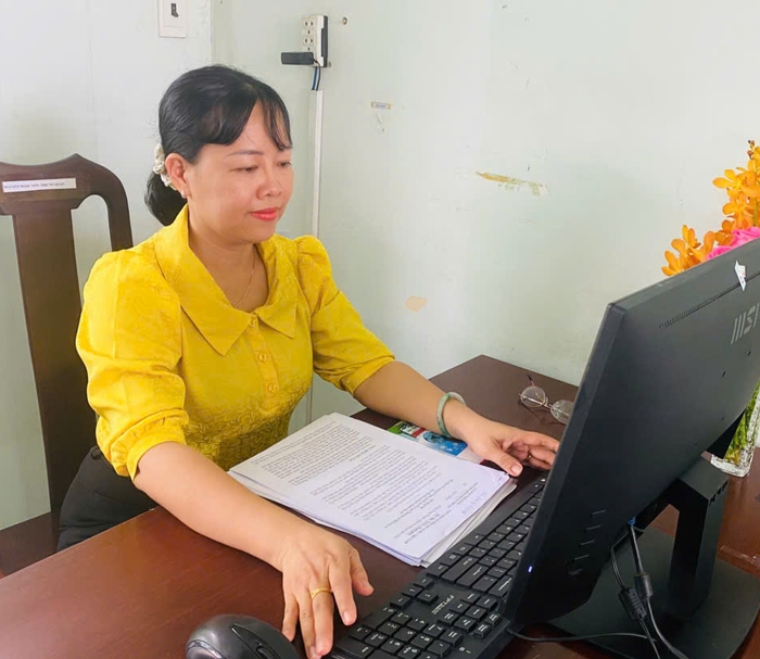 Để hoạt động Hội không bị gián đoạn, ngay ngày đầu đảm nhiệm vị trí công tác mới, bà Nguyễn Ngọc Yến, Phó Chủ tịch Ủy ban MTTQ, Chủ tịch Hội LHPN phường Đông Hưng Thuận (TPHCM), đã cùng tập thể cán bộ cơ quan họp triển khai các nhiệm vụ trọng tâm của tháng 7 và 6 tháng cuối năm Để hoạt động Hội không bị gián đoạn, ngay ngày đầu đảm nhiệm vị trí công tác mới, bà Nguyễn Ngọc Yến, Phó Chủ tịch Ủy ban MTTQ, Chủ tịch Hội LHPN phường Đông Hưng Thuận (TPHCM), đã cùng tập thể cán bộ cơ quan họp triển khai các nhiệm vụ trọng tâm của tháng 7 và 6 tháng cuối năm