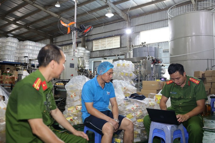 Vụ biến dầu ăn chăn nuôi thành dầu ăn cho người: Khởi tố vụ án, khởi tố bị can với 3 đối tượng- Ảnh 1.