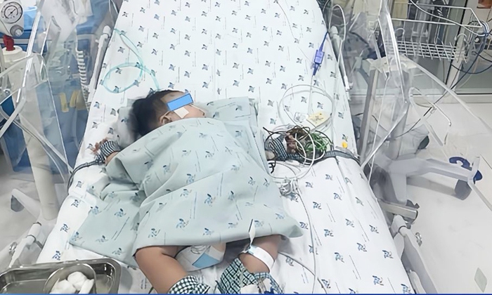 Bệnh nhi bị sốc sốt xuất huyết đang được điều trị tại bệnh viện Nhi đồng Thành phố     Ảnh: BVCC