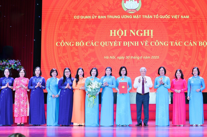 Ông Đỗ Văn Chiến (thứ 4 từ phải sang), Ủy viên Bộ Chính trị, Bí thư Trung ương Đảng, Bí thư Đảng ủy MTTQ, các đoàn thể Trung ương, Chủ tịch UBTƯ MTTQ Việt Nam và bà Đỗ Thị Thu Thảo (thứ 6 từ phải sang), Phó Chủ tịch Thường trực Hội LHPN Việt Nam, trao Quyết định thành lập Ban Công tác Phụ nữ, Cơ quan UBTƯ MTTQ Việt Nam - Ảnh: Thu Hà Ông Đỗ Văn Chiến (thứ 4 từ phải sang), Ủy viên Bộ Chính trị, Bí thư Trung ương Đảng, Bí thư Đảng ủy MTTQ, các đoàn thể Trung ương, Chủ tịch UBTƯ MTTQ Việt Nam và bà Đỗ Thị Thu Thảo (thứ 6 từ phải sang), Phó Chủ tịch Thường trực Hội LHPN Việt Nam, trao Quyết định thành lập Ban Công tác Phụ nữ, Cơ quan UBTƯ MTTQ Việt Nam - Ảnh: Thu Hà