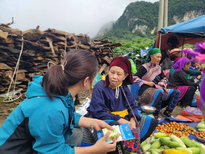 Truyền thông tại 20 chợ phiên vùng cao về Phòng chống tác hại của thuốc lá- Ảnh 1.