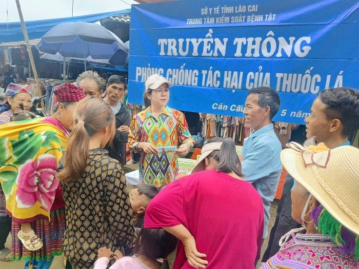 Truyền thông tại 20 chợ phiên vùng cao về Phòng chống tác hại của thuốc lá- Ảnh 2.