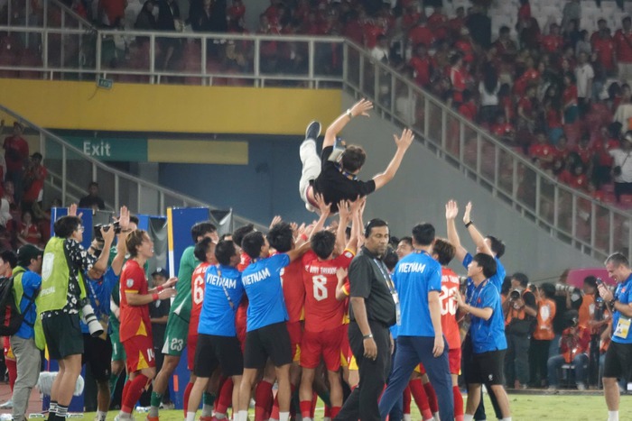 Đoạt ngôi vô địch U23 Đông Nam Á, HLV Kim Sang sik nói gì về những "chiêu trò" sau trận đấu?- Ảnh 2. Đoạt ngôi vô địch U23 Đông Nam Á, HLV Kim Sang sik nói gì về những "chiêu trò" sau trận đấu?- Ảnh 2.