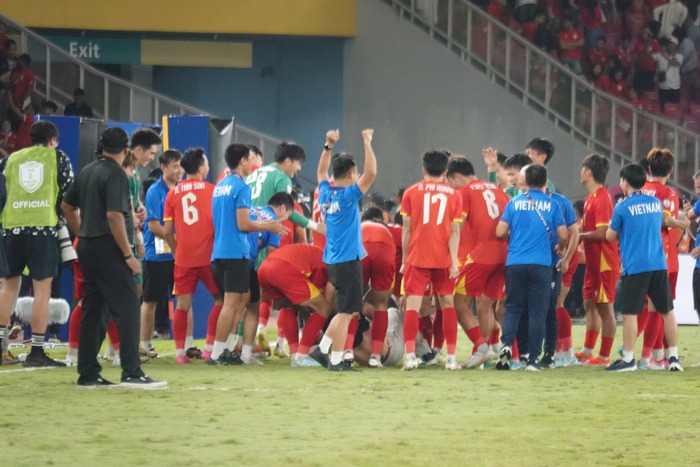 Đoạt ngôi vô địch U23 Đông Nam Á, HLV Kim Sang sik nói gì về những "chiêu trò" sau trận đấu?- Ảnh 3. Đoạt ngôi vô địch U23 Đông Nam Á, HLV Kim Sang sik nói gì về những "chiêu trò" sau trận đấu?- Ảnh 3.