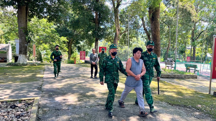 Bắt giữ cặp vợ chồng buôn bán ma túy ở khu vực biên giới - Ảnh 1.