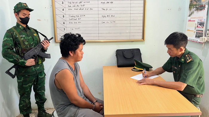 Bắt giữ cặp vợ chồng buôn bán ma túy ở khu vực biên giới - Ảnh 2.