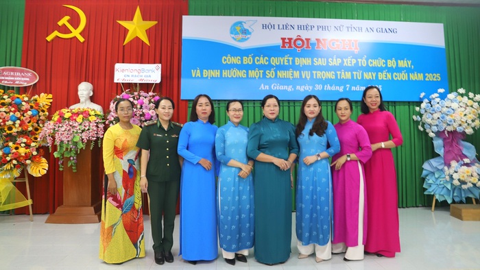 Hôi LHPN tỉnh An Giang công bố các quyết định sau sắp xếp tổ chức bộ máy- Ảnh 1. Hôi LHPN tỉnh An Giang công bố các quyết định sau sắp xếp tổ chức bộ máy- Ảnh 1.
