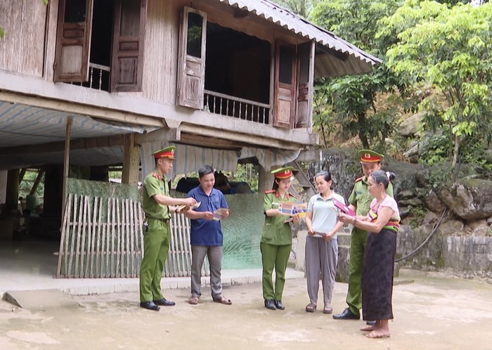 Lào Cai mở đợt cao điểm thu hồi vũ khí, vật liệu nổ và công cụ hỗ trợ- Ảnh 1. Lào Cai mở đợt cao điểm thu hồi vũ khí, vật liệu nổ và công cụ hỗ trợ- Ảnh 1.