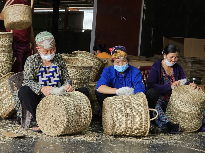 Nữ doanh nhân tạo sinh kế, giữ lửa cho làng nghề truyền thống - Ảnh 1.