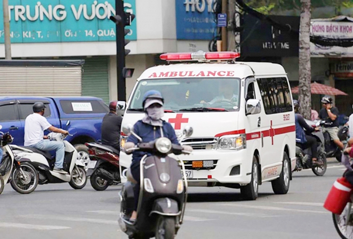 Cứu người và viện phí: Đừng chỉ biết "ném đá" bác sĩ- Ảnh 1. Cứu người và viện phí: Đừng chỉ biết "ném đá" bác sĩ- Ảnh 1.