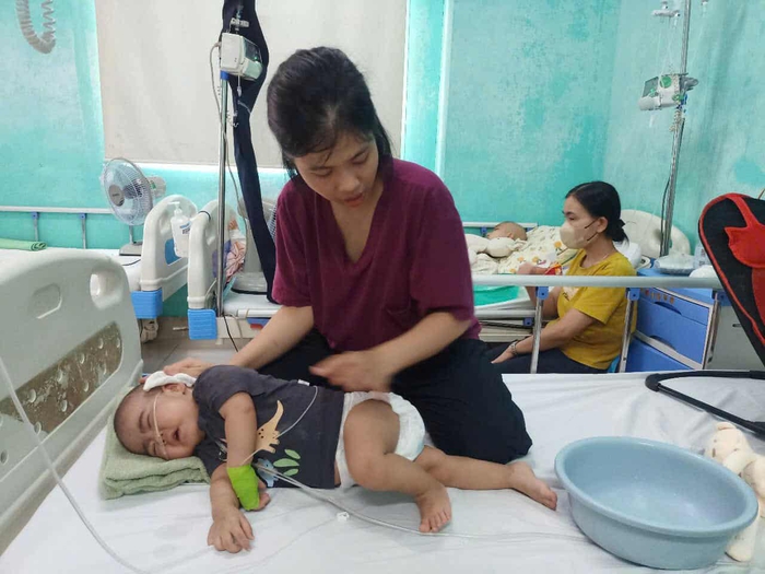Mẹ khẩn cầu sự giúp đỡ để cứu con trai 13 tháng tuổi mắc bệnh hiểm nghèo hiếm gặp- Ảnh 1. Mẹ khẩn cầu sự giúp đỡ để cứu con trai 13 tháng tuổi mắc bệnh hiểm nghèo hiếm gặp- Ảnh 1.