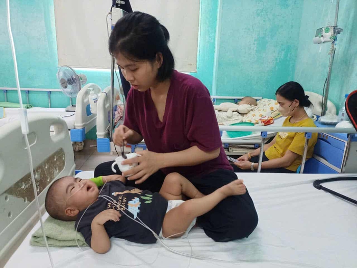 Mẹ khẩn cầu sự giúp đỡ để cứu con trai 13 tháng tuổi mắc bệnh hiểm nghèo hiếm gặp- Ảnh 3. Mẹ khẩn cầu sự giúp đỡ để cứu con trai 13 tháng tuổi mắc bệnh hiểm nghèo hiếm gặp- Ảnh 3.