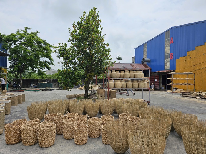 Nữ doanh nhân tạo sinh kế, giữ lửa cho làng nghề truyền thống - Ảnh 2.