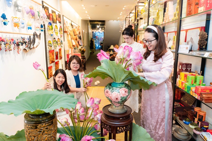 Nữ doanh nhân tạo sinh kế, giữ lửa cho làng nghề truyền thống - Ảnh 3.