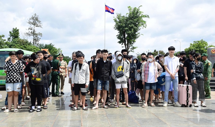 Tiếp nhận 85 công dân Việt Nam liên quan đến lừa đảo trực tuyến ở biên giới Đồng Nai- Ảnh 2. Tiếp nhận 85 công dân Việt Nam liên quan đến lừa đảo trực tuyến ở biên giới Đồng Nai- Ảnh 2.