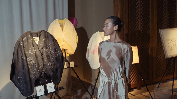 Bộ sưu tập "Vân Tưởng Liên" của nhà thiết kế Trịnh Bích Thủy được trưng bày tại TPHCM- Ảnh 1. Bộ sưu tập "Vân Tưởng Liên" của nhà thiết kế Trịnh Bích Thủy được trưng bày tại TPHCM- Ảnh 1.