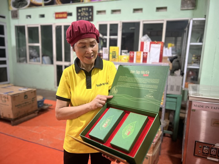 Bà Uông Thị Lan giới thiệu sản phẩm OCOP của HTX chè Nguyên Việt Bà Uông Thị Lan giới thiệu sản phẩm OCOP của HTX chè Nguyên Việt