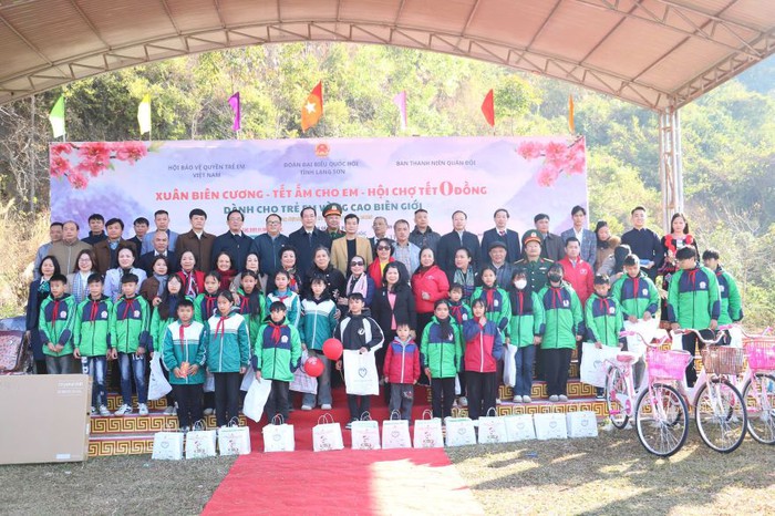 Agribank trao quà cho học sinh nghèo trong Chương trình “Xuân biên cương - Tết ấm cho em - Hội chợ Tết 0 đồng” tại Lạng Sơn- Ảnh 4. Agribank trao quà cho học sinh nghèo trong Chương trình “Xuân biên cương - Tết ấm cho em - Hội chợ Tết 0 đồng” tại Lạng Sơn- Ảnh 4.
