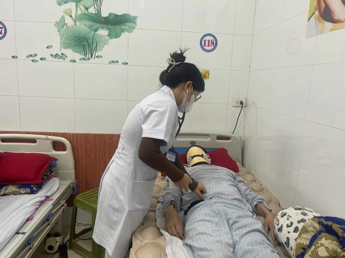 Xót xa hoàn cảnh vợ ôm theo con nhỏ chăm chồng tai nạn liệt toàn thân- Ảnh 2. Xót xa hoàn cảnh vợ ôm theo con nhỏ chăm chồng tai nạn liệt toàn thân- Ảnh 2.