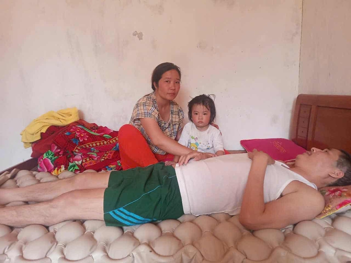 Xót xa hoàn cảnh vợ ôm theo con nhỏ chăm chồng tai nạn liệt toàn thân- Ảnh 4. Xót xa hoàn cảnh vợ ôm theo con nhỏ chăm chồng tai nạn liệt toàn thân- Ảnh 4.