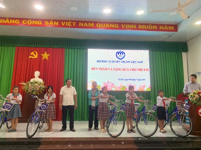 Hội Bảo vệ quyền trẻ em Việt Nam: Thăm, tặng quà Mẹ Việt Nam anh hùng, trẻ có hoàn cảnh khó khăn- Ảnh 1. Hội Bảo vệ quyền trẻ em Việt Nam: Thăm, tặng quà Mẹ Việt Nam anh hùng, trẻ có hoàn cảnh khó khăn- Ảnh 1.