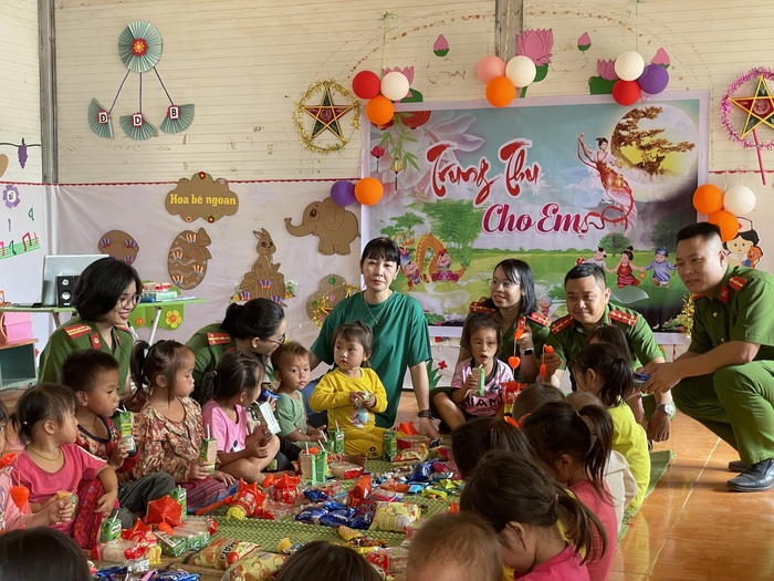 Nữ trung tá Công an gần 20 năm đấu tranh với tội phạm ma túy - Ảnh 3. Nữ trung tá Công an gần 20 năm đấu tranh với tội phạm ma túy - Ảnh 3.