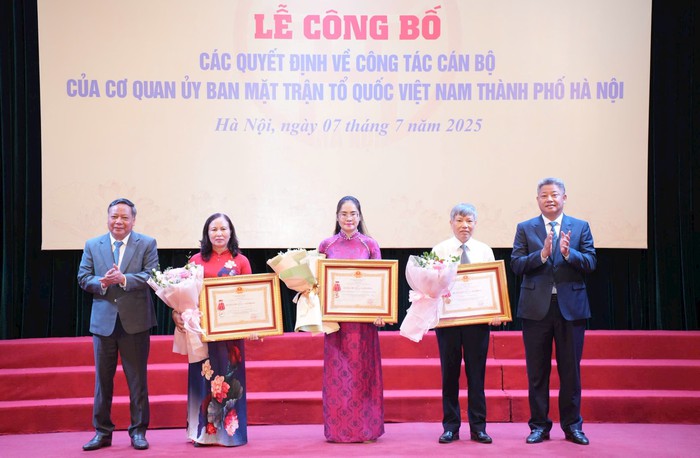 Mặt trận Tổ quốc Việt Nam thành phố Hà Nội công bố Quyết định nhân sự- Ảnh 3. Mặt trận Tổ quốc Việt Nam thành phố Hà Nội công bố Quyết định nhân sự- Ảnh 3.