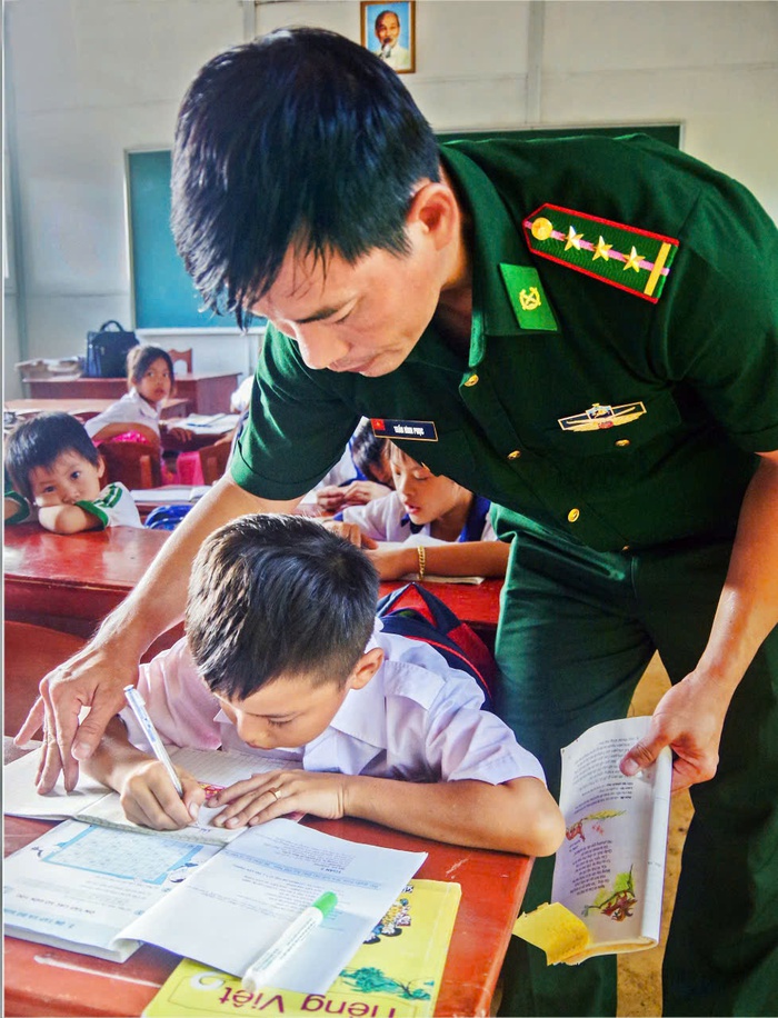 Bộ đội Hải quân giúp người dân đảo Hòn Chuối kiên cường bám biển mưu sinh - Ảnh 4. Bộ đội Hải quân giúp người dân đảo Hòn Chuối kiên cường bám biển mưu sinh - Ảnh 4.