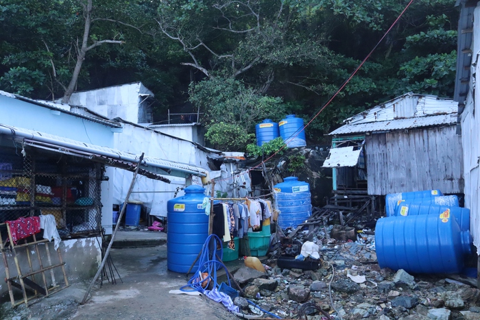 Bộ đội Hải quân giúp người dân đảo Hòn Chuối kiên cường bám biển mưu sinh - Ảnh 3. Bộ đội Hải quân giúp người dân đảo Hòn Chuối kiên cường bám biển mưu sinh - Ảnh 3.