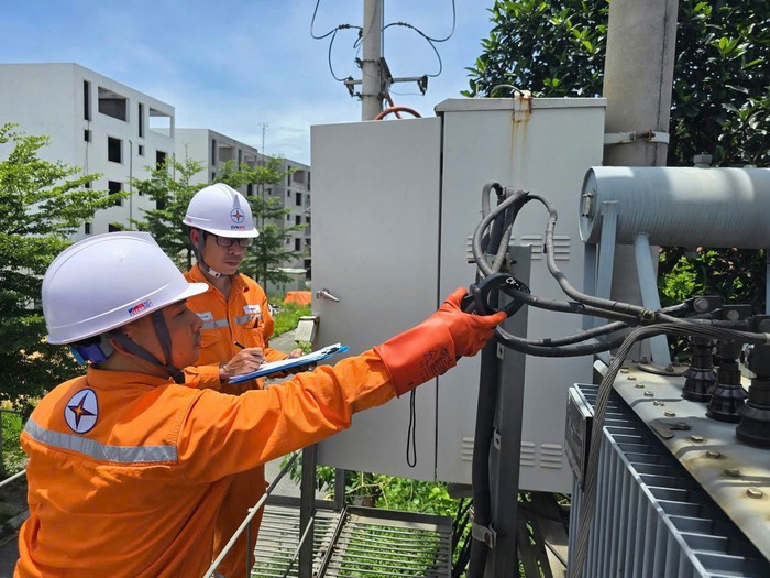 Điện lực miền Bắc tập trung vận hành an toàn, tiết kiệm, đảm bảo cung ứng điện ổn định những tháng cuối năm- Ảnh 3. Điện lực miền Bắc tập trung vận hành an toàn, tiết kiệm, đảm bảo cung ứng điện ổn định những tháng cuối năm- Ảnh 3.