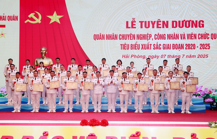Tuyên dương 122 quân nhân chuyên nghiệp, công nhân viên chức quốc phòng Quân chủng Hải quân tiêu biểu- Ảnh 3. Tuyên dương 122 quân nhân chuyên nghiệp, công nhân viên chức quốc phòng Quân chủng Hải quân tiêu biểu- Ảnh 3.
