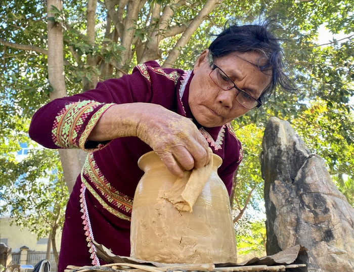 Gìn giữ nghề gốm truyền thống của người Ba Na- Ảnh 1. Gìn giữ nghề gốm truyền thống của người Ba Na- Ảnh 1.