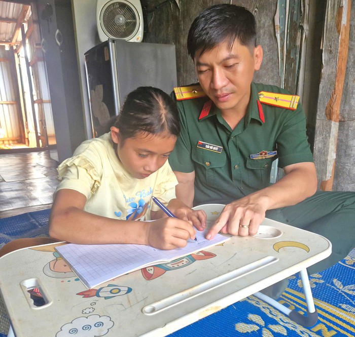 Khi người lính làm "cha đỡ đầu" của trẻ khó khăn - Ảnh 1. Khi người lính làm "cha đỡ đầu" của trẻ khó khăn - Ảnh 1.