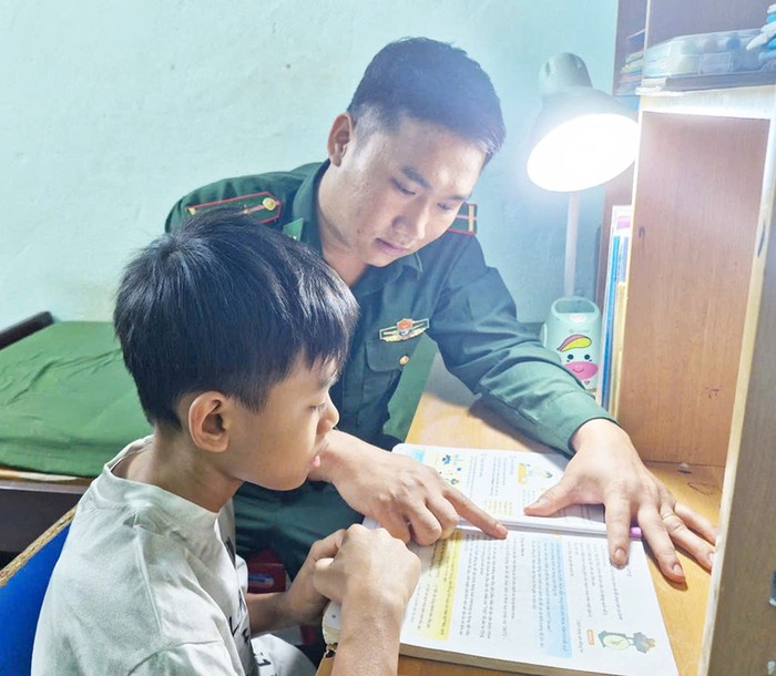 Khi người lính làm "cha đỡ đầu" của trẻ khó khăn - Ảnh 3. Khi người lính làm "cha đỡ đầu" của trẻ khó khăn - Ảnh 3.